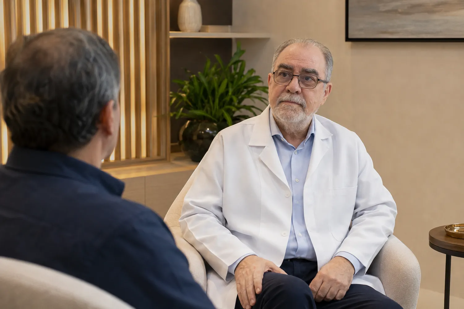 Dr. Paulo Palma conversando durante uma consulta